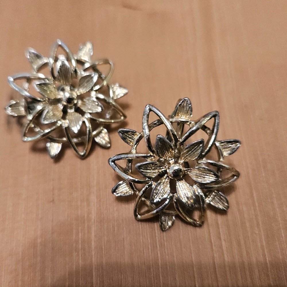 Vintage Gold Tone Flower Earrings Floral Openwork  SARAH COVENTRY‎ "PETA LURE"